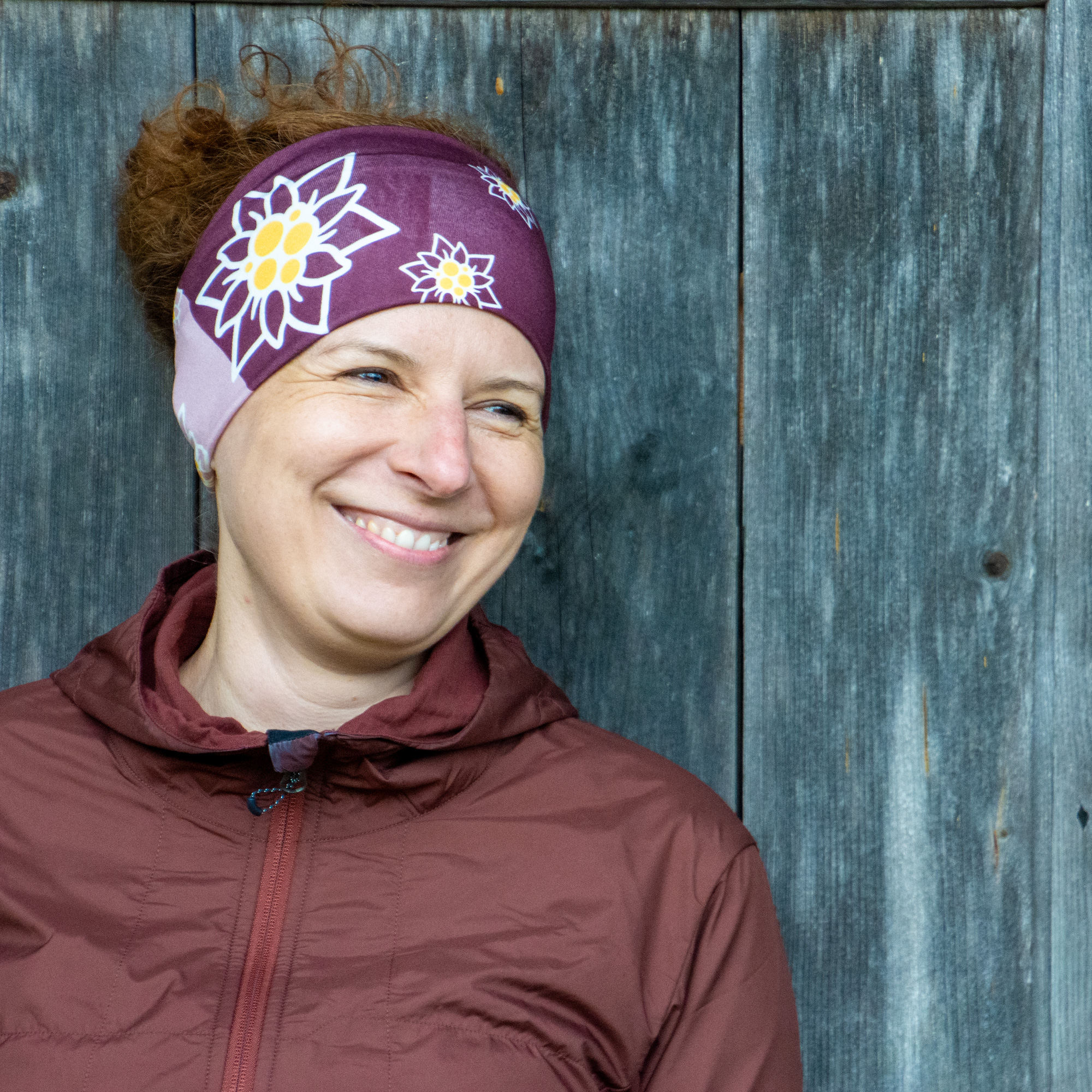 Frau trägt weinrotes Edelweiß-Stirnband